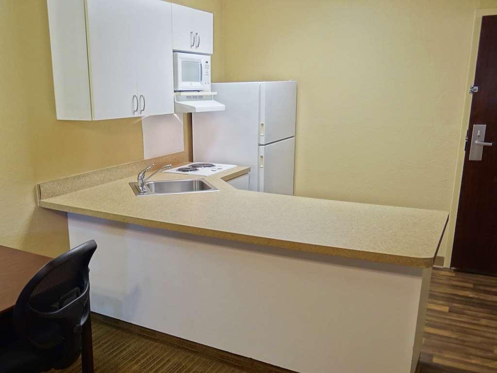 Sonesta Simply Suites Lafayette Airport Room photo